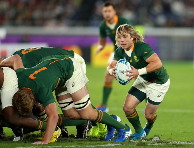 Faf de Klerk picks up the rugby ball from the base of the scrum and spots a gap.