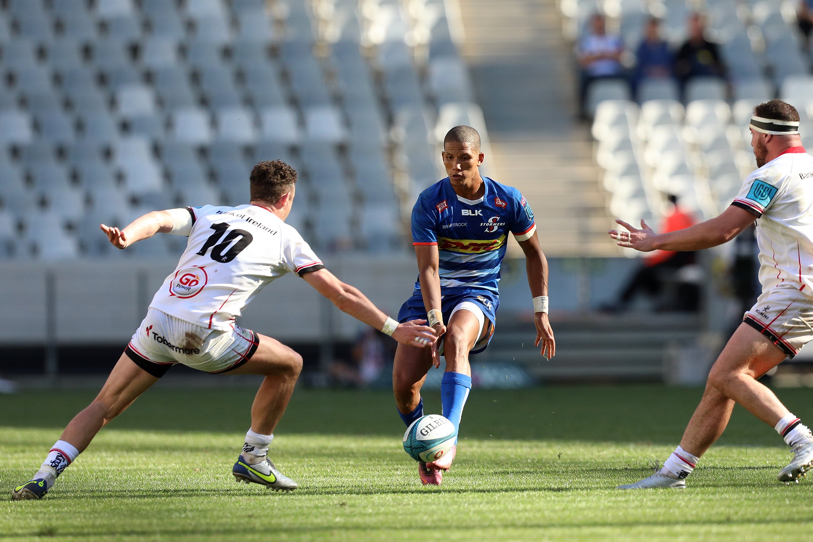 Manie Libbok stabs a ball through Ulster defenders in their URC encounter