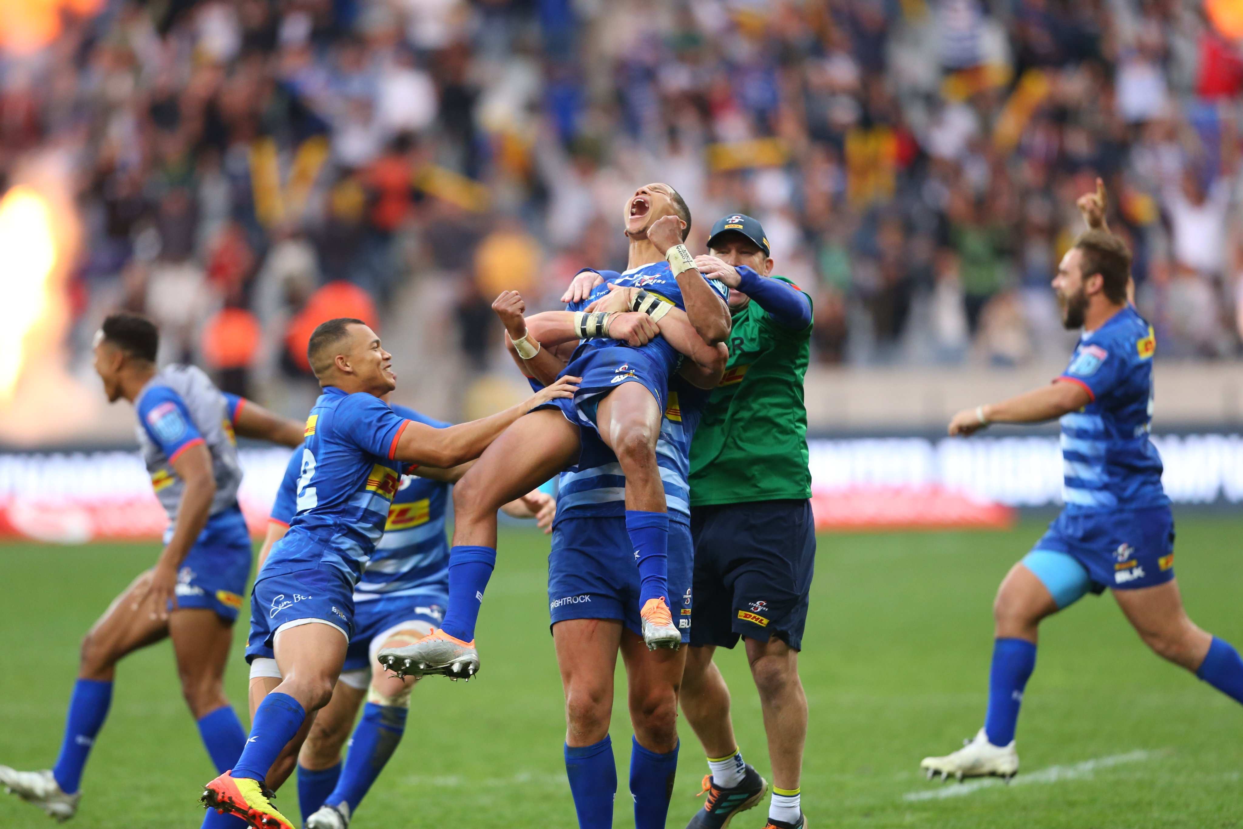 The Stormers team celebrates with Manie Libbok following his match winning conversion