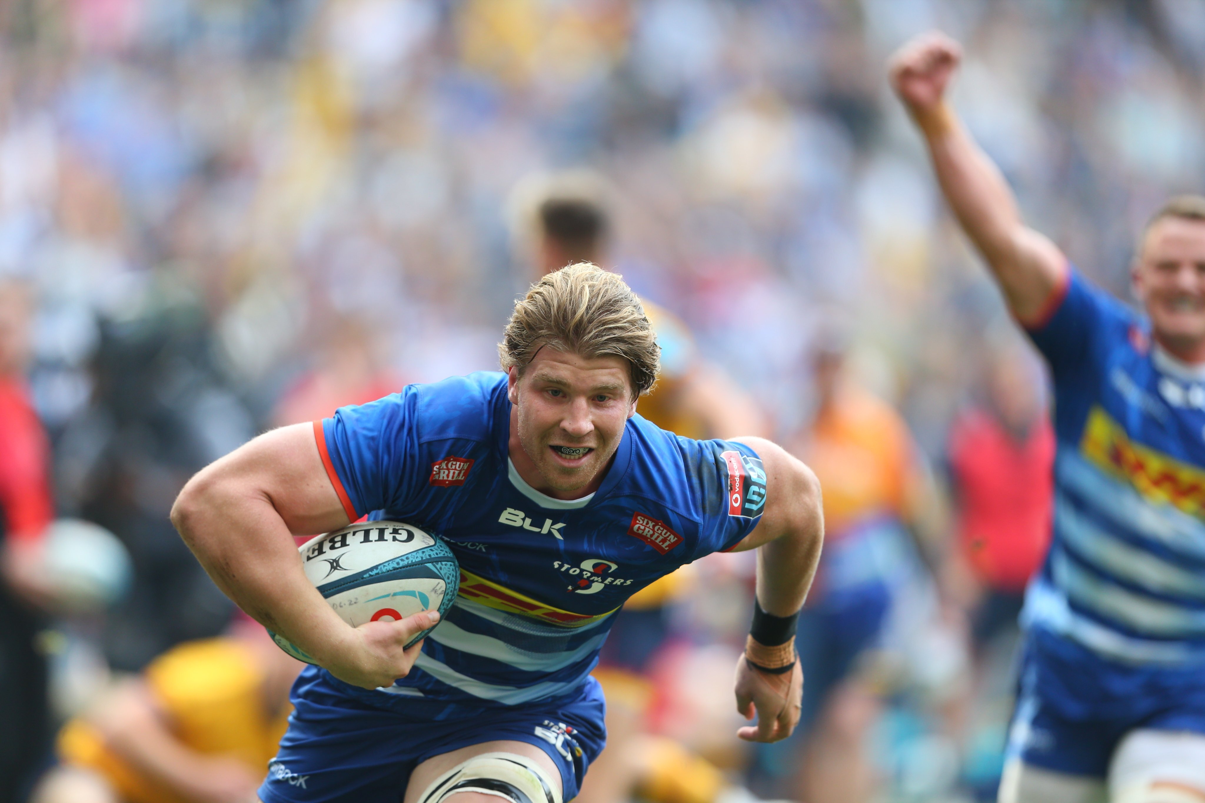 Evan Roos on his way to score a try for the Stormers