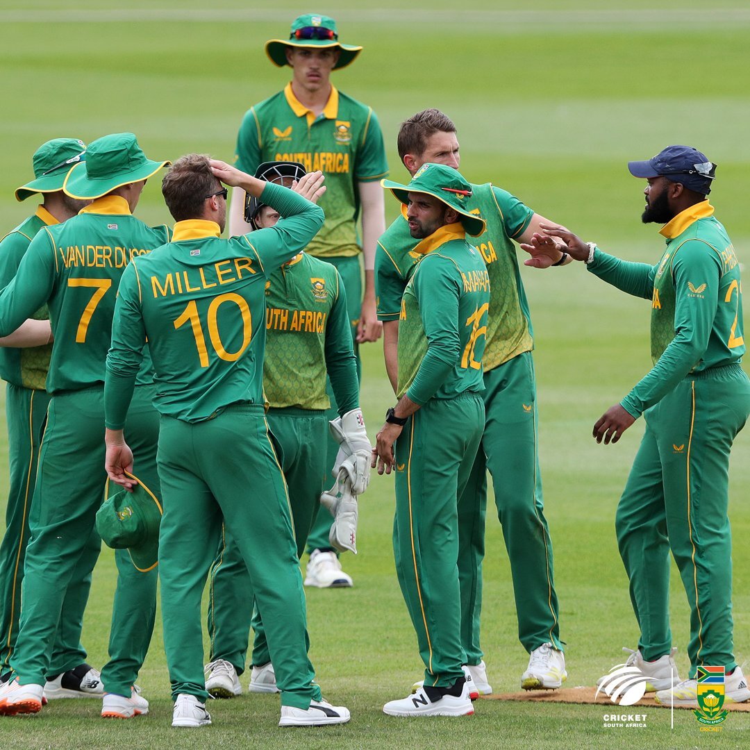 Protea team coming together in a huddle after taking a wicket