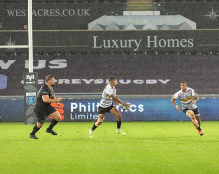 Stormers Manie Libbok passing the ball to Lionel Zas in thier URC encounter against Ospreys