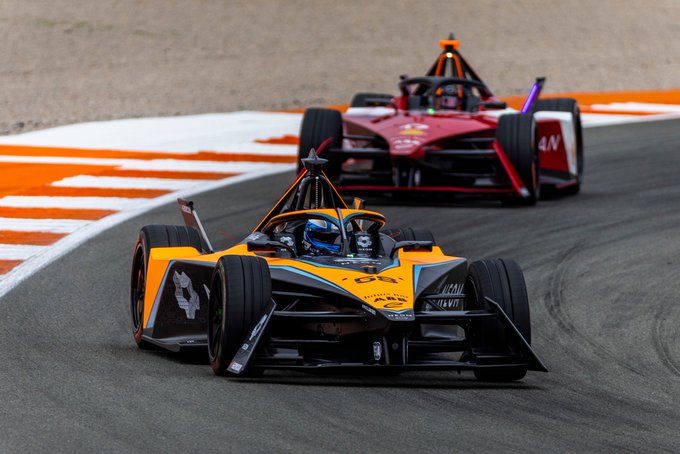 Gen3 Formula-E cars zipping around the circuit in Mexico City.