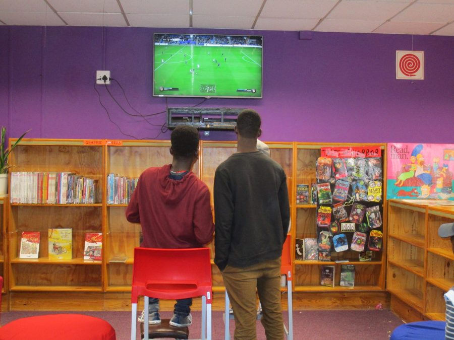 teen boys plays games on City library tech 