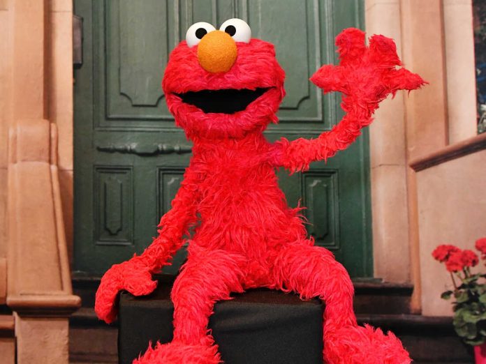 The Internet is ''trauma dumping'' on Elmo - Smile 90.4FM