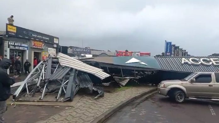 string winds cause park entrance to collapse