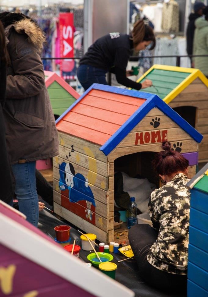 Mandela Day goes to the dogs. Capegate and The Dogbox Project have teamed up to bring warmth, shelter and wagging tails this Mandela Day. This will be done in 67 Minutes for 67 Kennels of Love at the Capegate Shopping Centre.