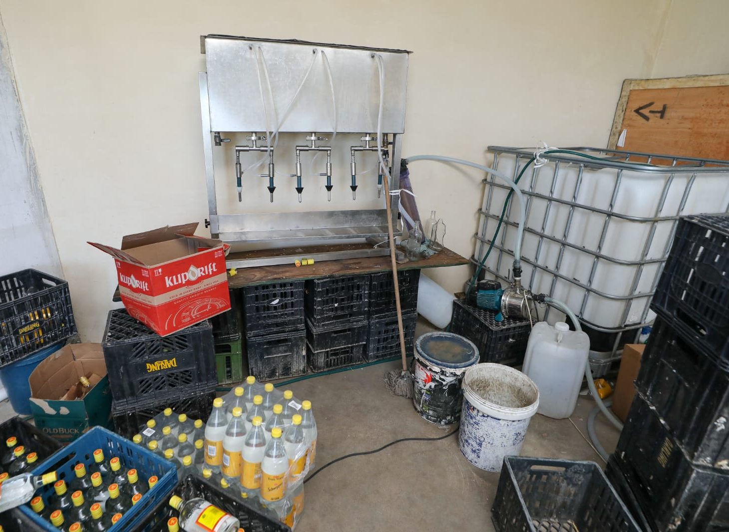 Seven illegal alcohol manufacturers of Somalian nationality have been arrested in Klapmuts.