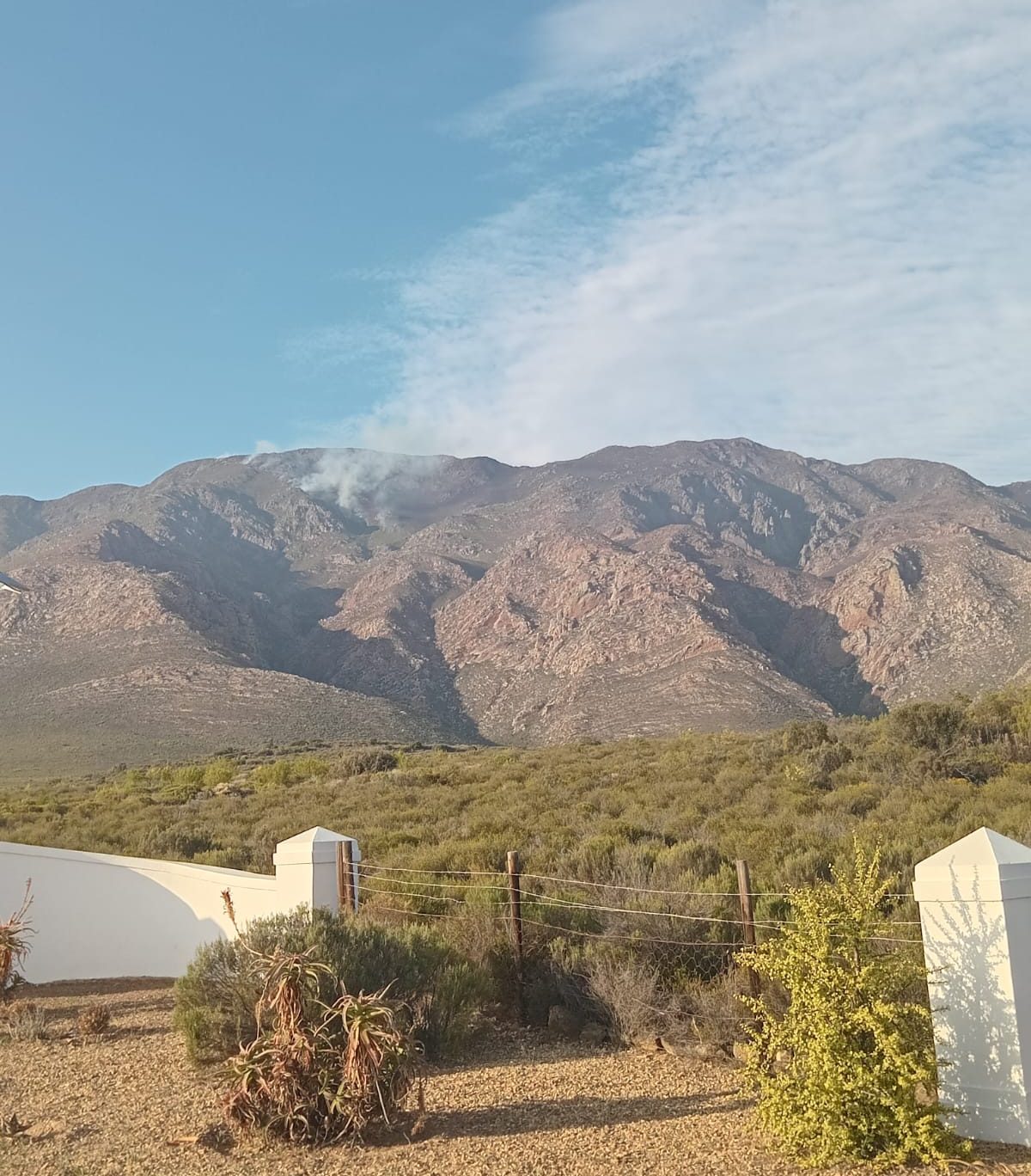 The fire in Kogmanskloof above Ashton and Montagu is still burning