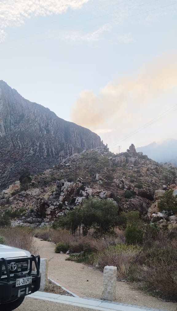 The fire in Kogmanskloof above Ashton and Montagu is still burning