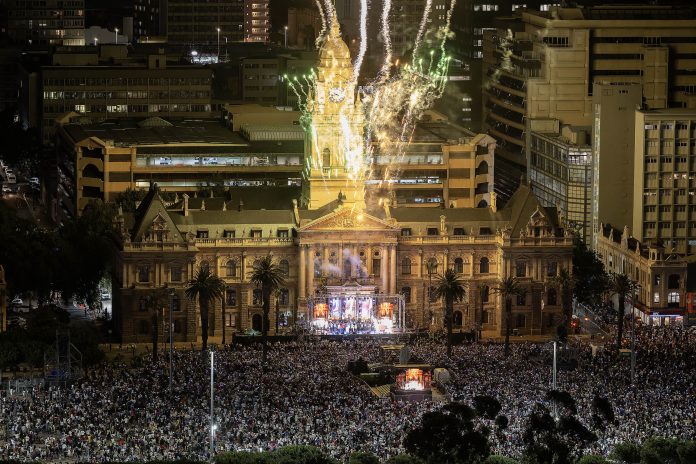 watch : over 100,000 people watch city lights switch on