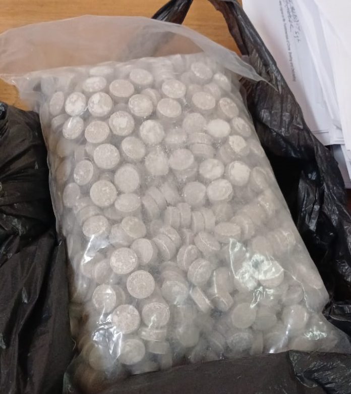 More than a kilogram of tik has been confiscated in Oudtshoorn