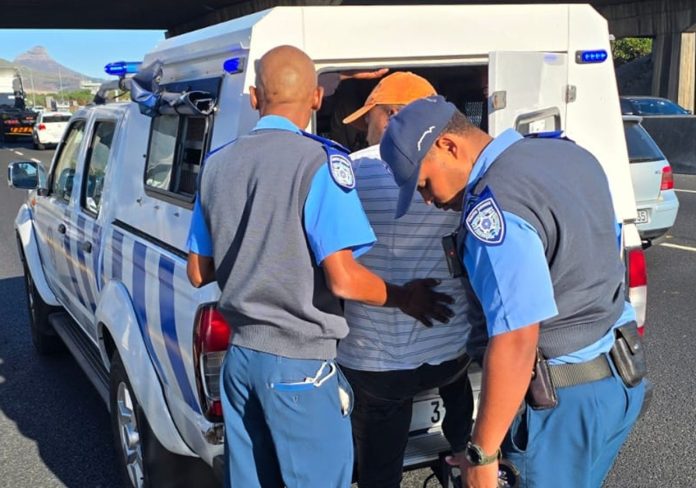 N2 warrant arrest city arrests - Ten taxi drivers behind bars