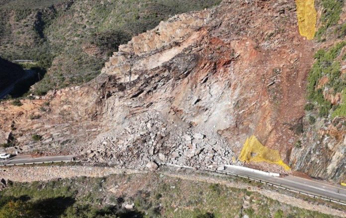The road between Oudtshoorn and Cango Caves remains closed