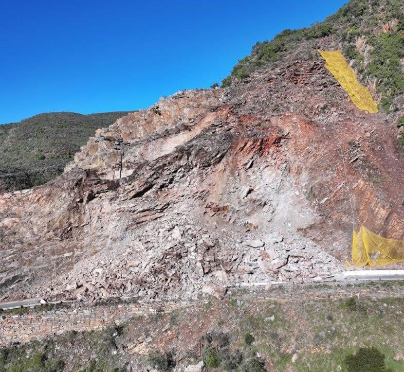 The road between Oudtshoorn and Cango Caves remains closed